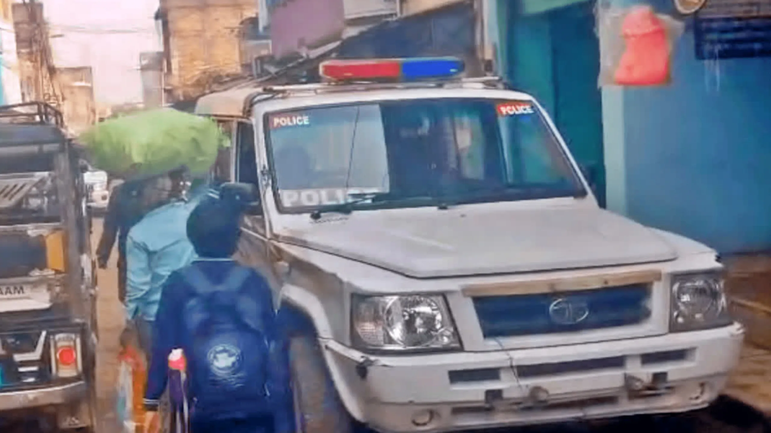 जमुई में पुलिस की वर्दी में डकैती, शिक्षक के घर से 15 लाख के जेवरात लूटे