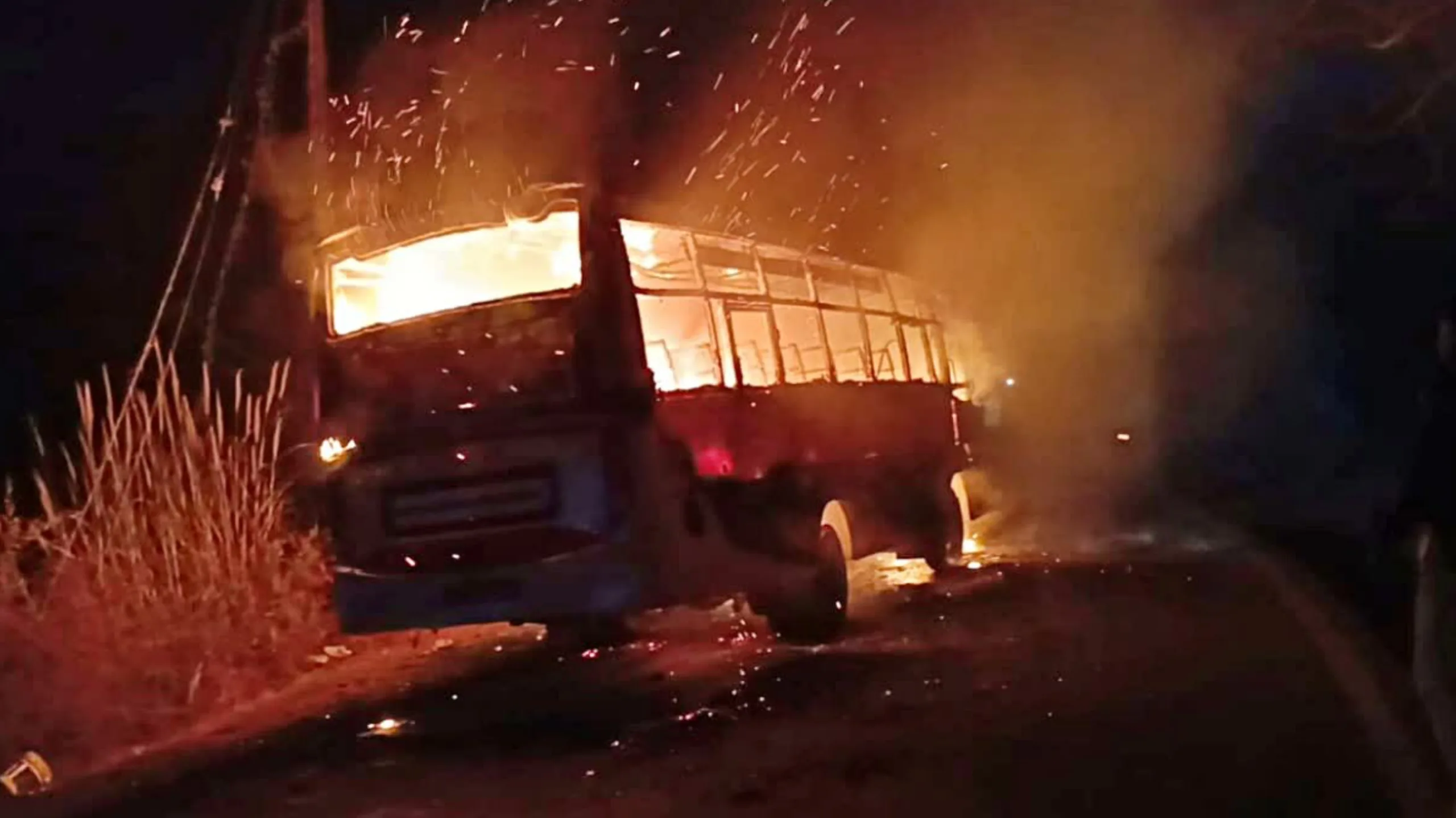 रोहतास में दर्दनाक सड़क हादसा: बस ने बाइक सवार को कुचला, आक्रोशित लोगों ने यात्री बस को फूंका