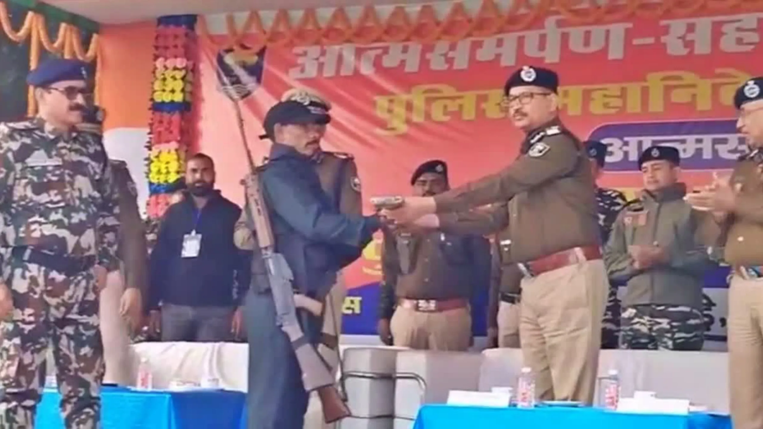 मुंगेर: नए साल से पहले नक्सलवाद को बड़ा झटका, 6 लाख के इनामी नक्सलियों ने किया आत्मसमर्पण