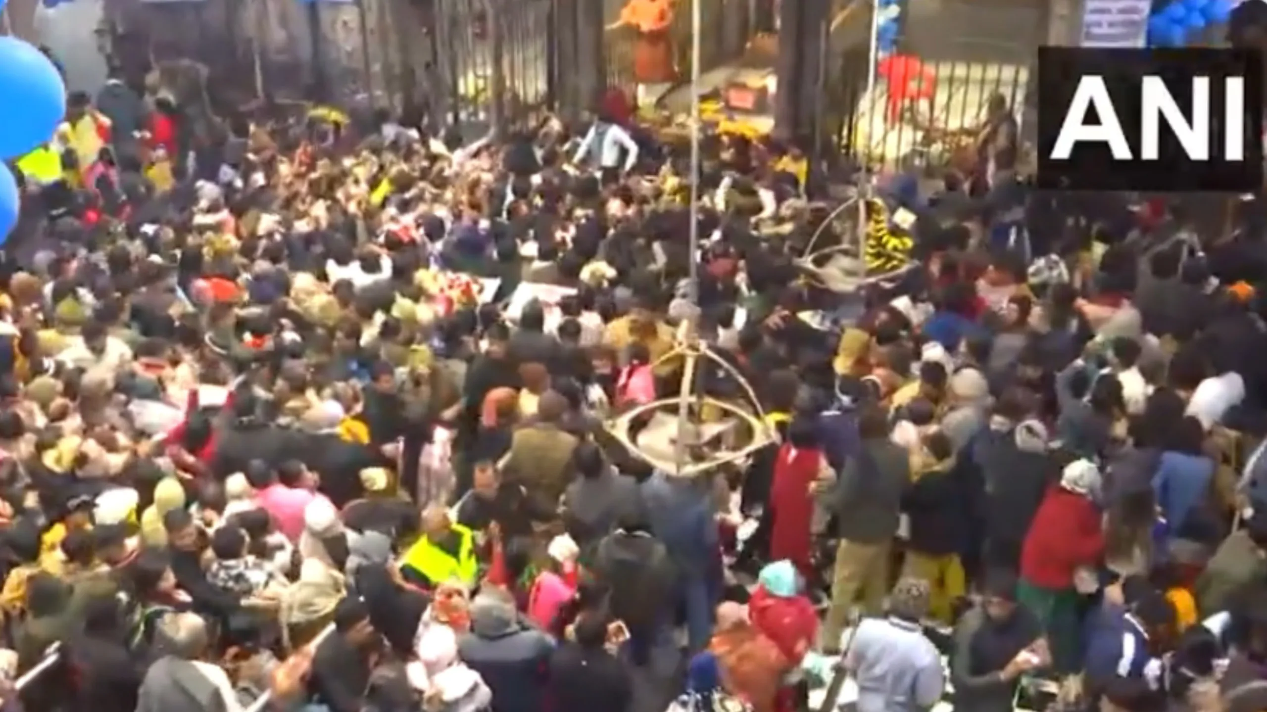 साल के अंतिम दिन बांके बिहारी मंदिर में उमड़ी श्रद्धालुओं की भारी भीड़, दर्शन पर रोक की अफवाहों का DM ने किया खंडन