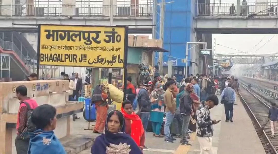 भागलपुर में घना कोहरा बना यात्रियों की मुश्किल, कई ट्रेनें रद्द; लंबी दूरी की सेवाएँ प्रभावित