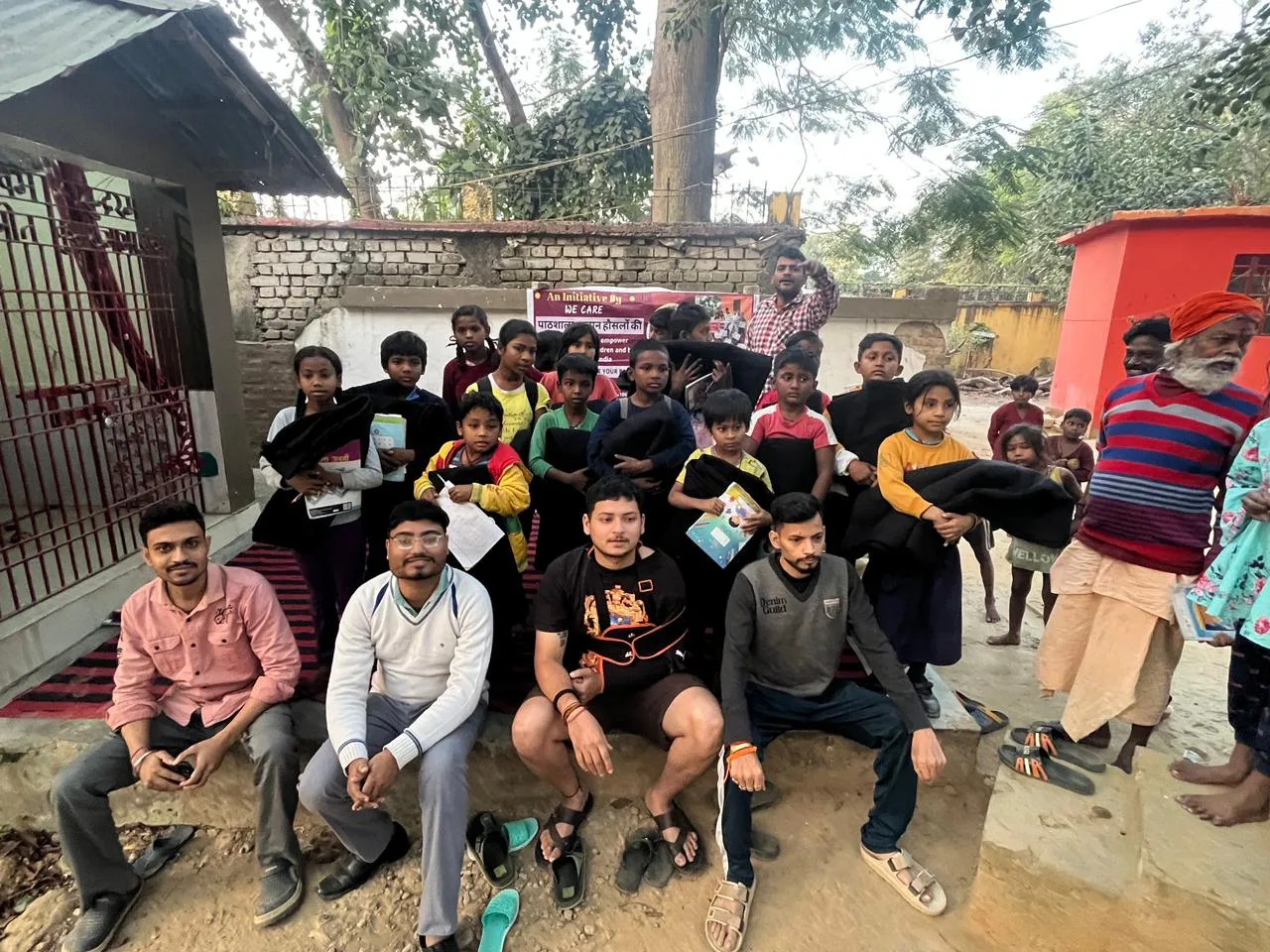 सर्दी से बचाव के लिए वी केयर संस्था का सराहनीय कदम: बरारी स्थित पाठशाला में बच्चों के बीच कंबल वितरण