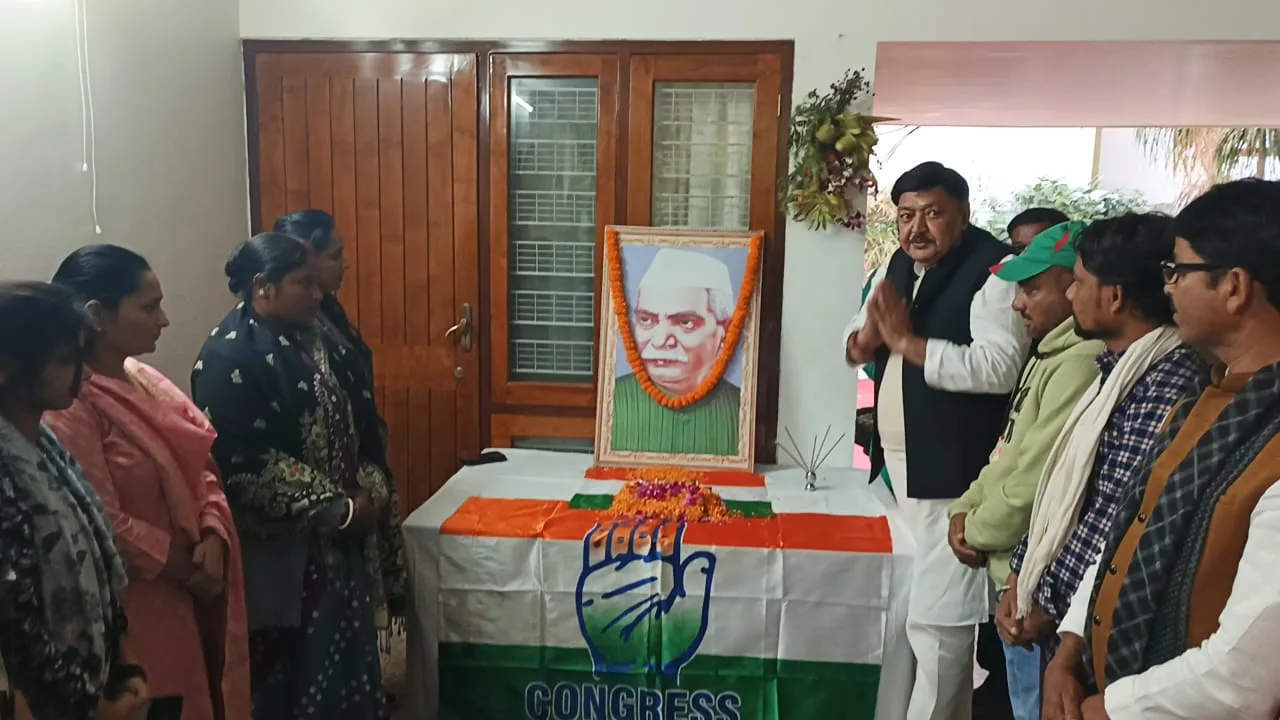 भारत के प्रथम राष्ट्रपति डॉ. राजेंद्र प्रसाद की जयंती पर कार्यक्रम; पूर्व विधायक अजीत शर्मा ने अर्पित की पुष्पांजलि