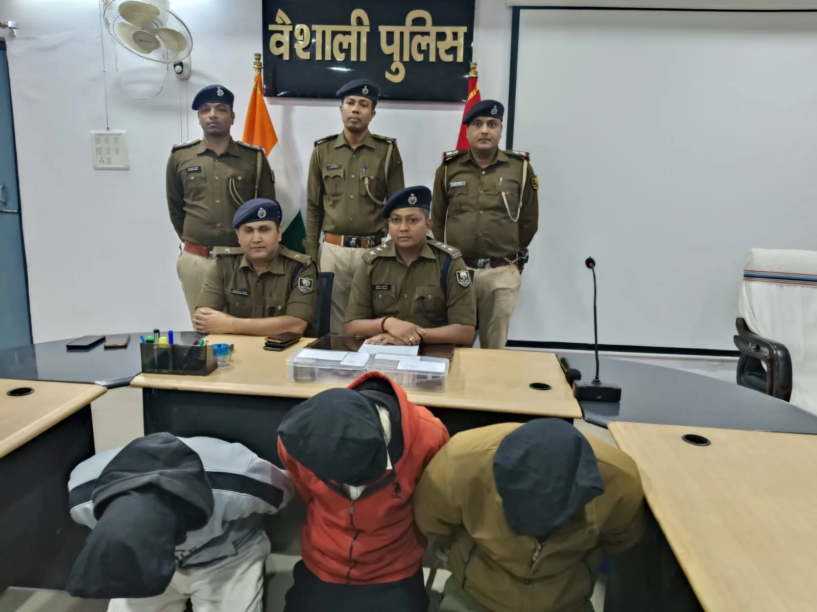 वैशाली में दिनदहाड़े हुई 15.60 लाख की लूट का खुलासा: FLIPKART कैशियर ही निकला मास्टरमाइंड, 3 गिरफ्तार; अवैध हथियार और 5 लाख रुपये बरामद