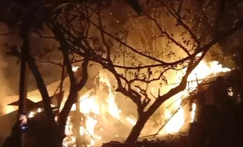 नारायणपुर–लक्ष्मीपुर में भीषण आग, तीन झोपड़ियाँ जलकर राख; दो गायें झुलसकर घायल, ग्रामीणों में दहशत