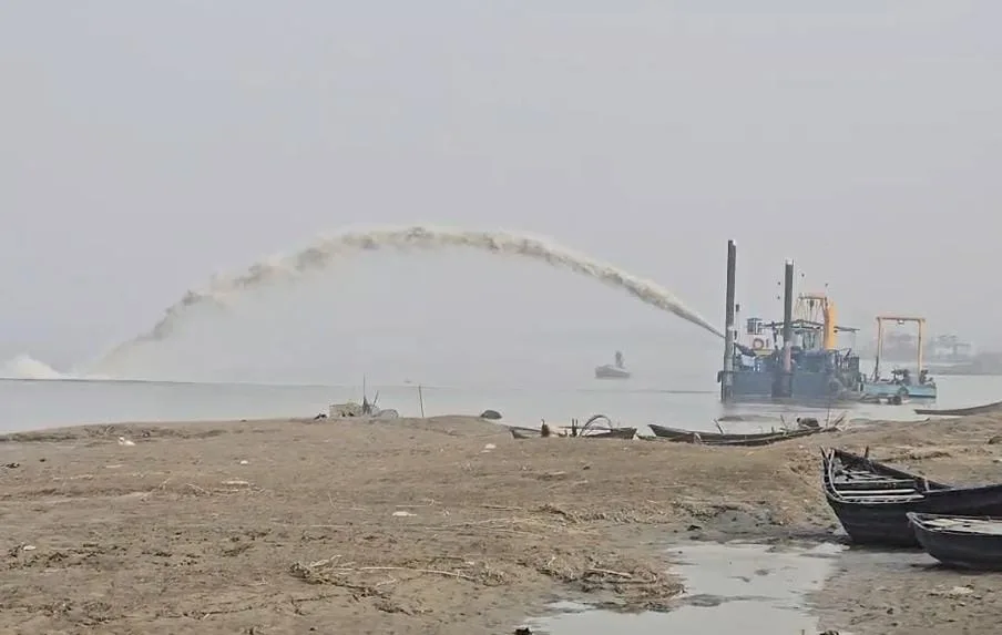 अजमेरीपुर बैरिया में गंगा की धारा सुधार कार्य शुरू, IWAI टीम ने अंचलाधिकारी व पुलिस की मौजूदगी में संभाला मोर्चा 2 Ganga