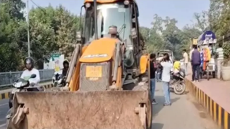 पटना में अतिक्रमण पर बड़ा एक्शन: नगर निगम की ताबड़तोड़ कार्रवाई, बुलडोजर से हटाए जा रहे अवैध ढांचे