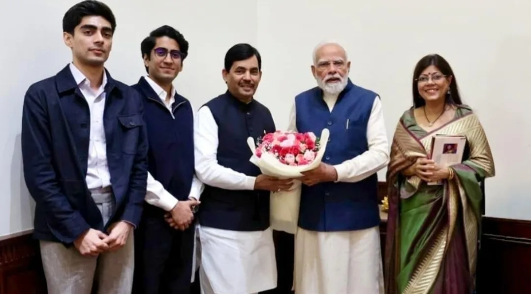 प्रधानमंत्री नरेंद्र मोदी से मिले शाहनवाज़ हुसैन, परिवार संग की आत्मीय भेंट — पत्नी ने PM को भेंट किया स्वलिखित काव्यसंग्रह