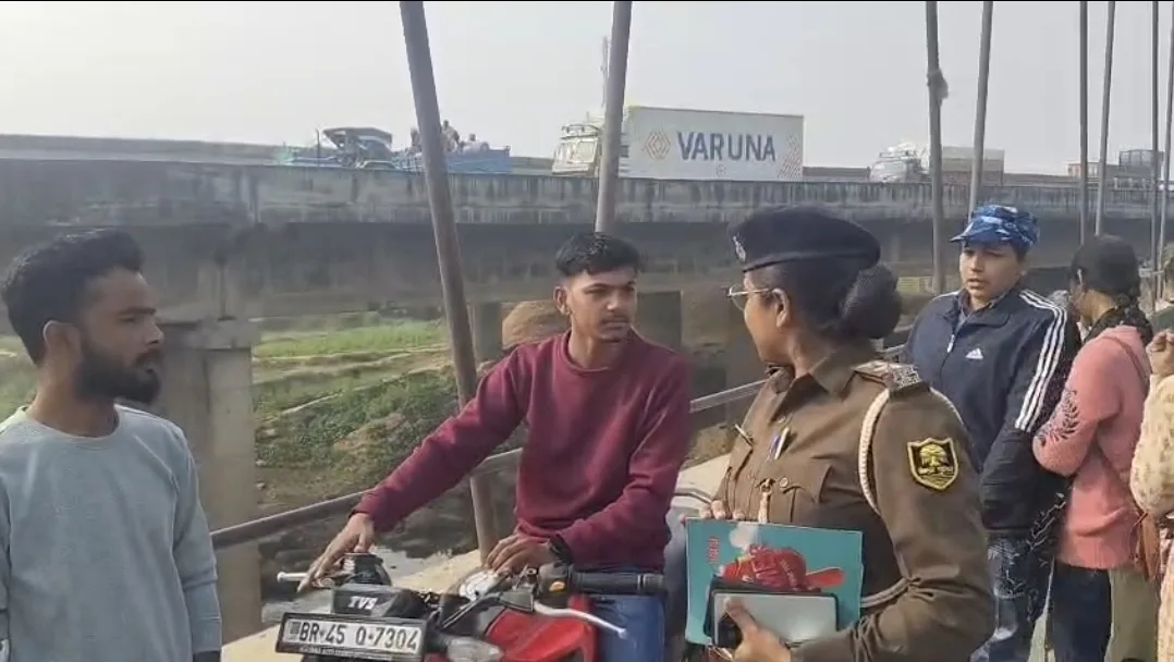 कैमूर में एंटी रोमियो टीम की बड़ी कार्रवाई, बाजारों और स्कूल–कॉलेज के आसपास सख्त चेकिंग; महिलाओं को सुरक्षा अधिकारों पर जागरूक किया गया