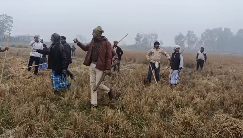 बेतिया में जमीन विवाद ने लिया हिंसक रूप - दो पक्षों में लाठी-डंडों से भिड़ंत, दर्जन भर लोग गंभीर रूप से घायल 3 100126 bh bet land dispute video gaunaha photo bh10058 10012026152748 1001f 1768039068 962