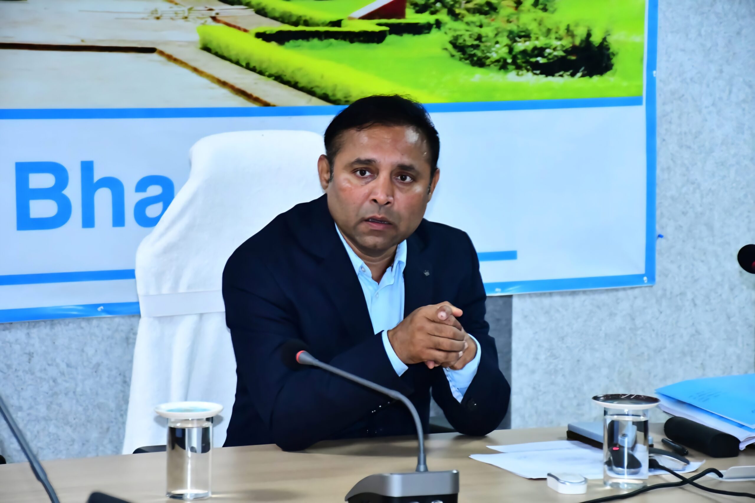 लंबित कार्यों की समीक्षा को लेकर जिलाधिकारी ने की विभागीय बैठक