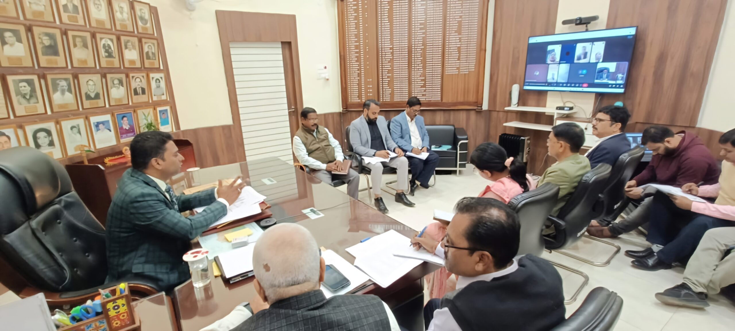 आयुक्त ने बाँका जिले के राजस्व कार्यों की विस्तृत समीक्षा की सरकारी भूमि, दाखिल-खारिज, परिमार्जन प्लस और वसूली कार्यों में तेजी लाने के निर्देश