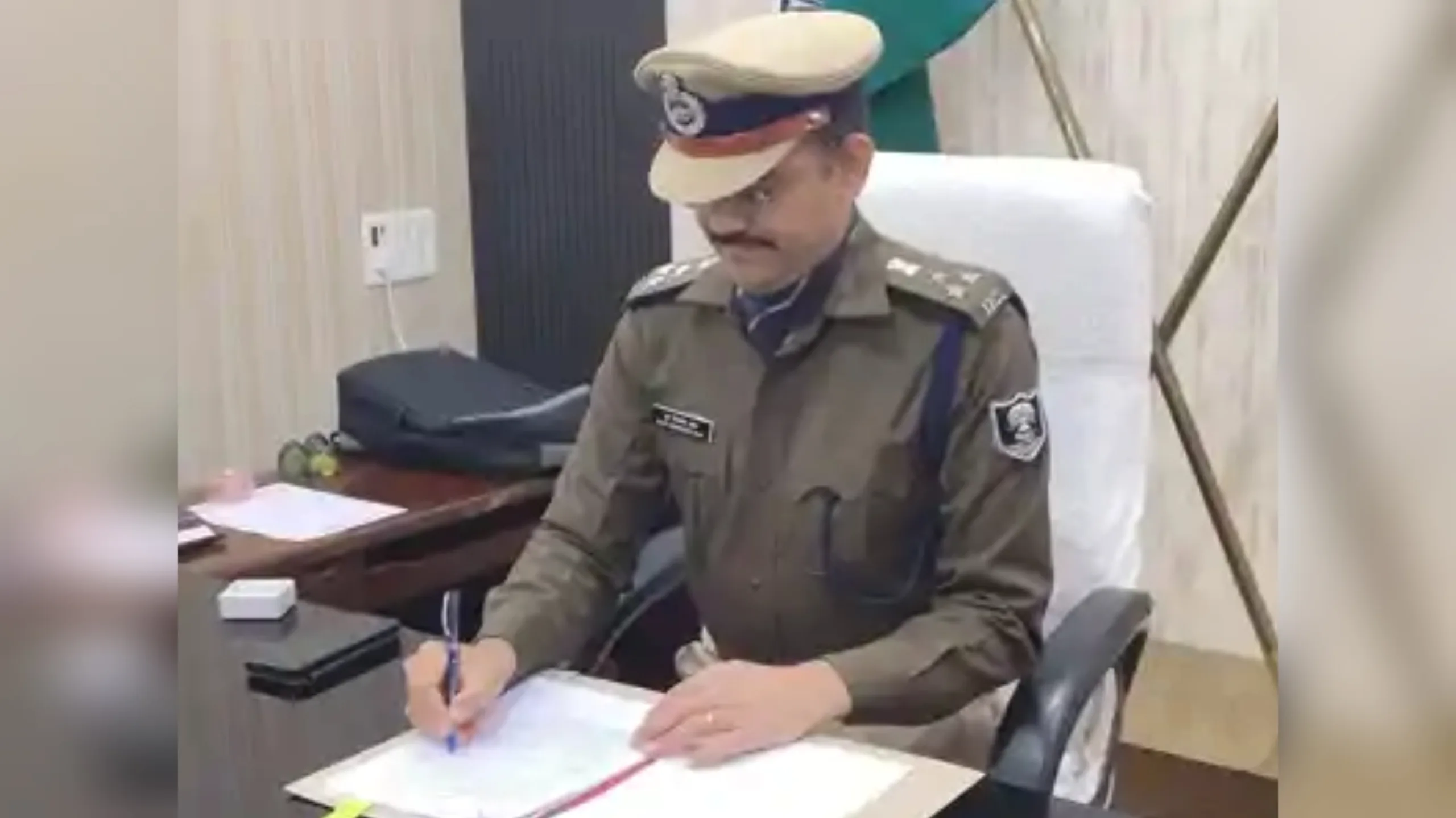 भ्रष्टाचार पर चंपारण रेंज डीआईजी का सख्त एक्शन, सुगौली के सर्किल इंस्पेक्टर और दरोगा निलंबित