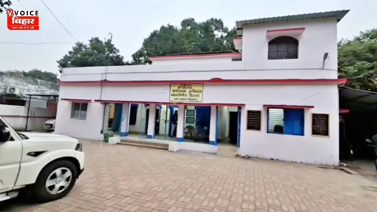 किशनगंज में सरकारी भवन की नीलामी का आदेश, कोर्ट के फैसले से मचा हड़कंप 1 किशनगंज में सरकारी भवन की नीलामी का आदेश, कोर्ट के फैसले से मचा हड़कंप