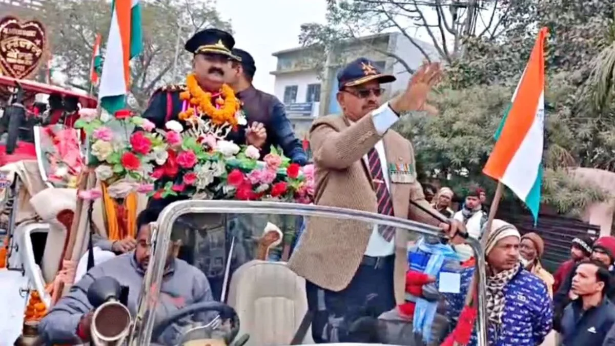 30 साल देश की सेवा के बाद गांव लौटे आर्मी कैप्टन मनोज सिंह, अमरा गांव में हुआ भव्य स्वागत