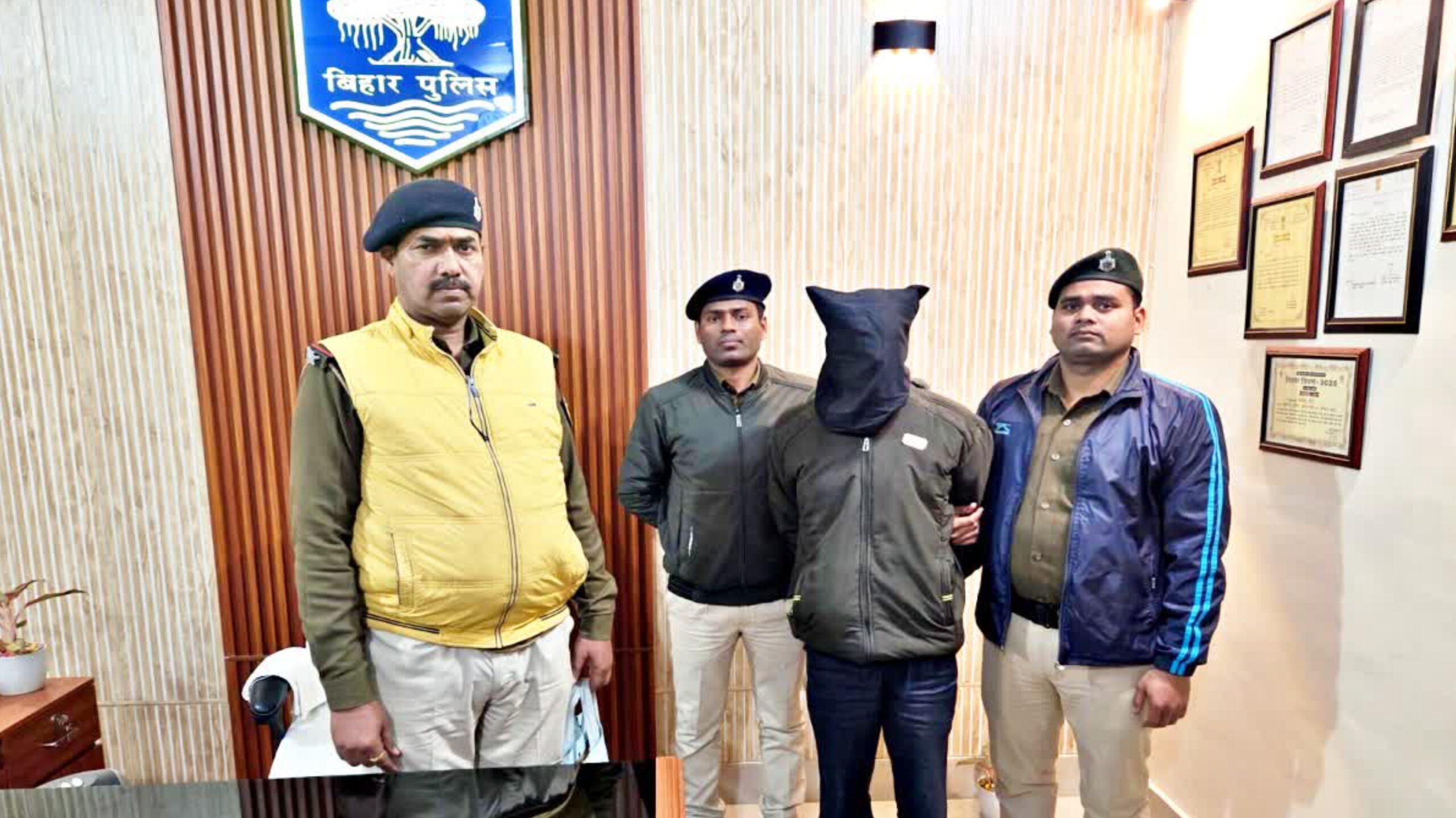 पत्नी की शिकायत पर पति गिरफ्तार, बिस्तर के नीचे से देसी कट्टा बरामद