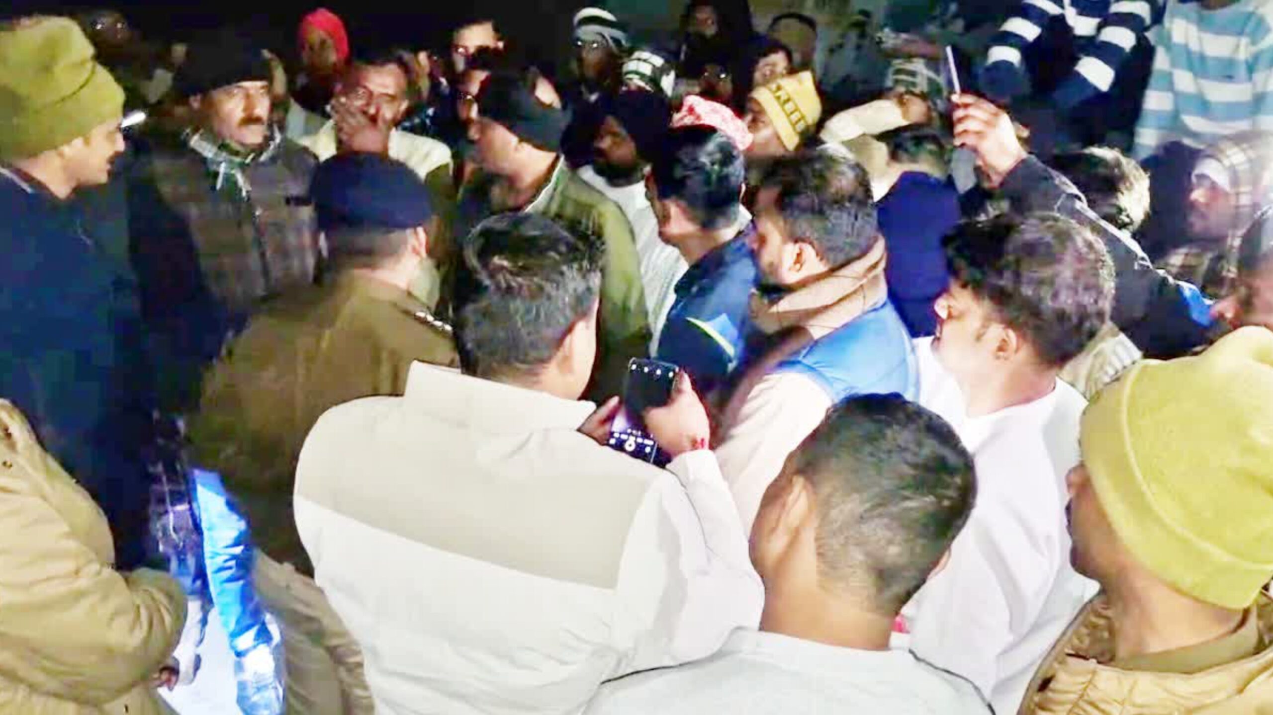 मकर संक्रांति पर पतंग उड़ाने को लेकर फायरिंग – किरायेदारों के विवाद में एक युवक घायल, तीन आरोपी गिरफ्तार