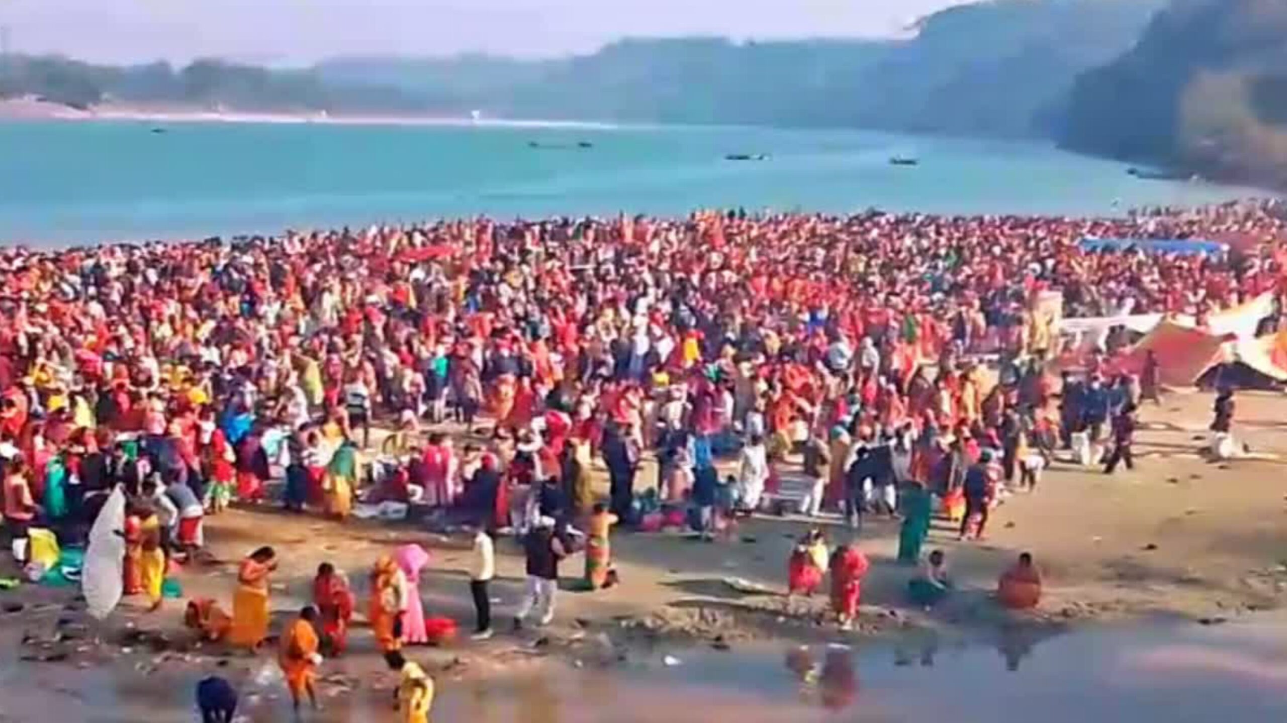 मौनी अमावस्या पर वाल्मीकि नगर के त्रिवेणी संगम में उमड़ा श्रद्धालुओं का सैलाब