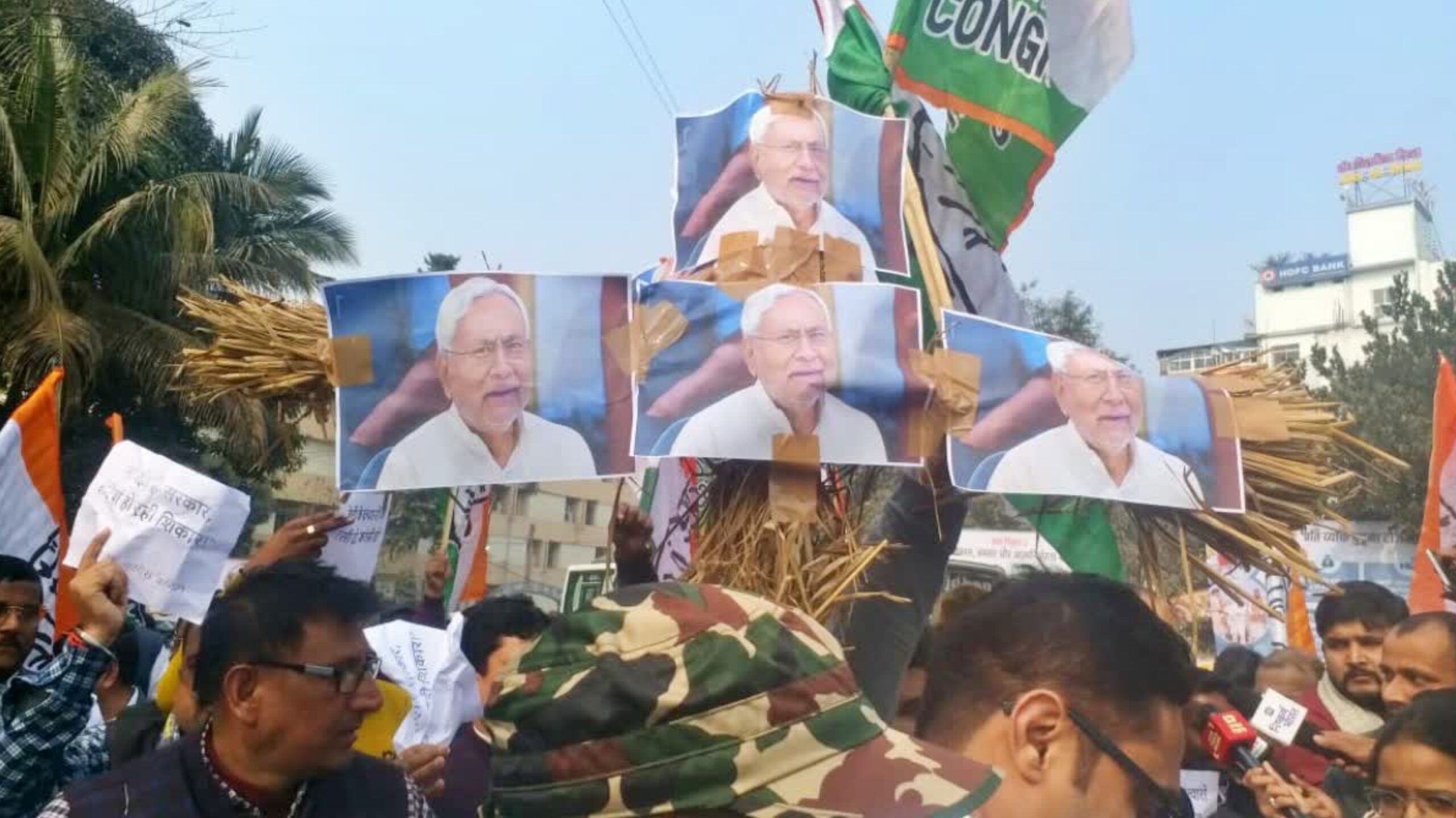 नीट छात्रा मौत पर कांग्रेस का हल्ला बोल, पटना में CM का पुतला फूंका