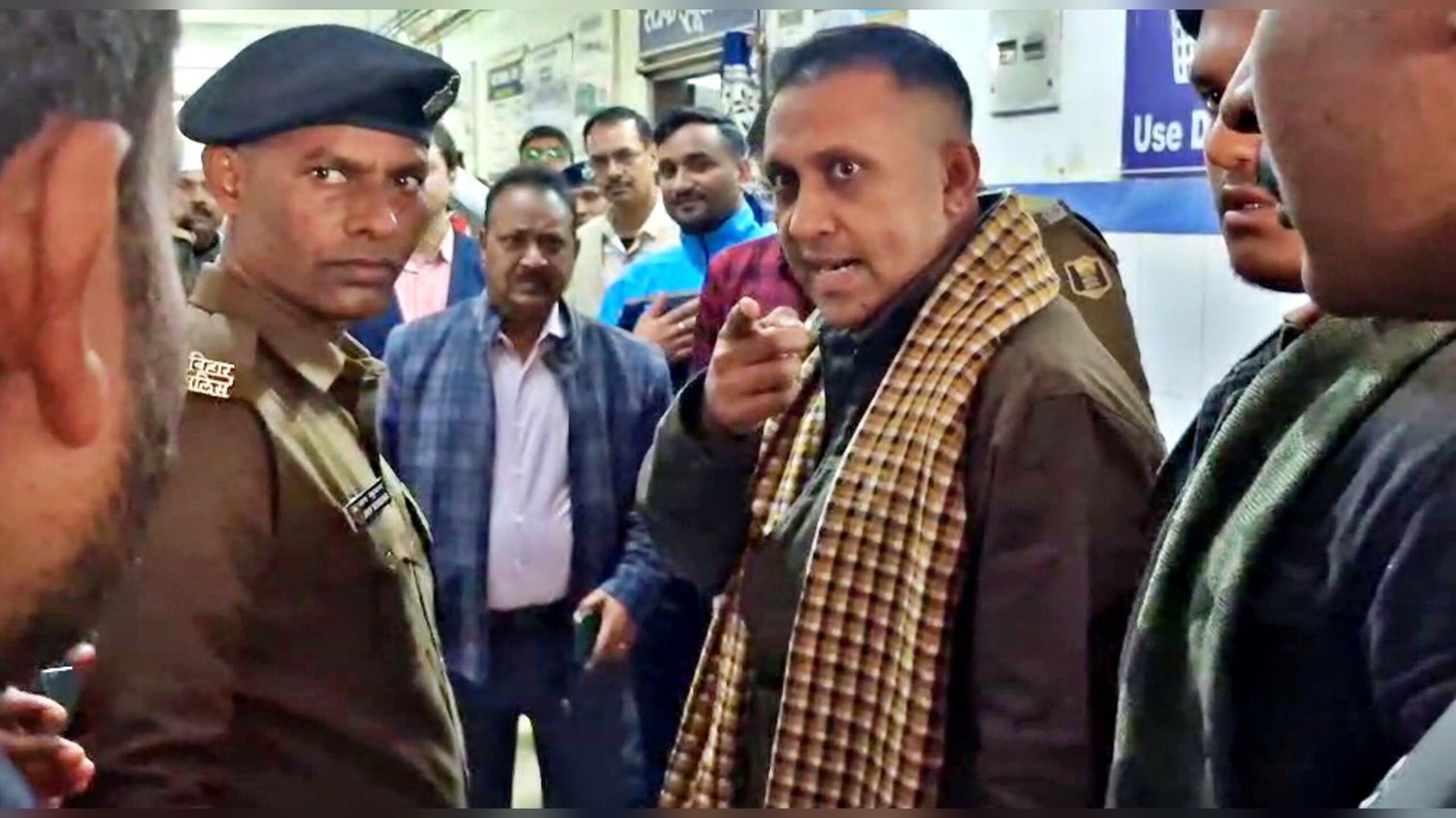 बक्सर सदर अस्पताल निरीक्षण के दौरान भड़के बीजेपी विधायक आनंद मिश्रा, सिविल सर्जन को लगाई कड़ी फटकार