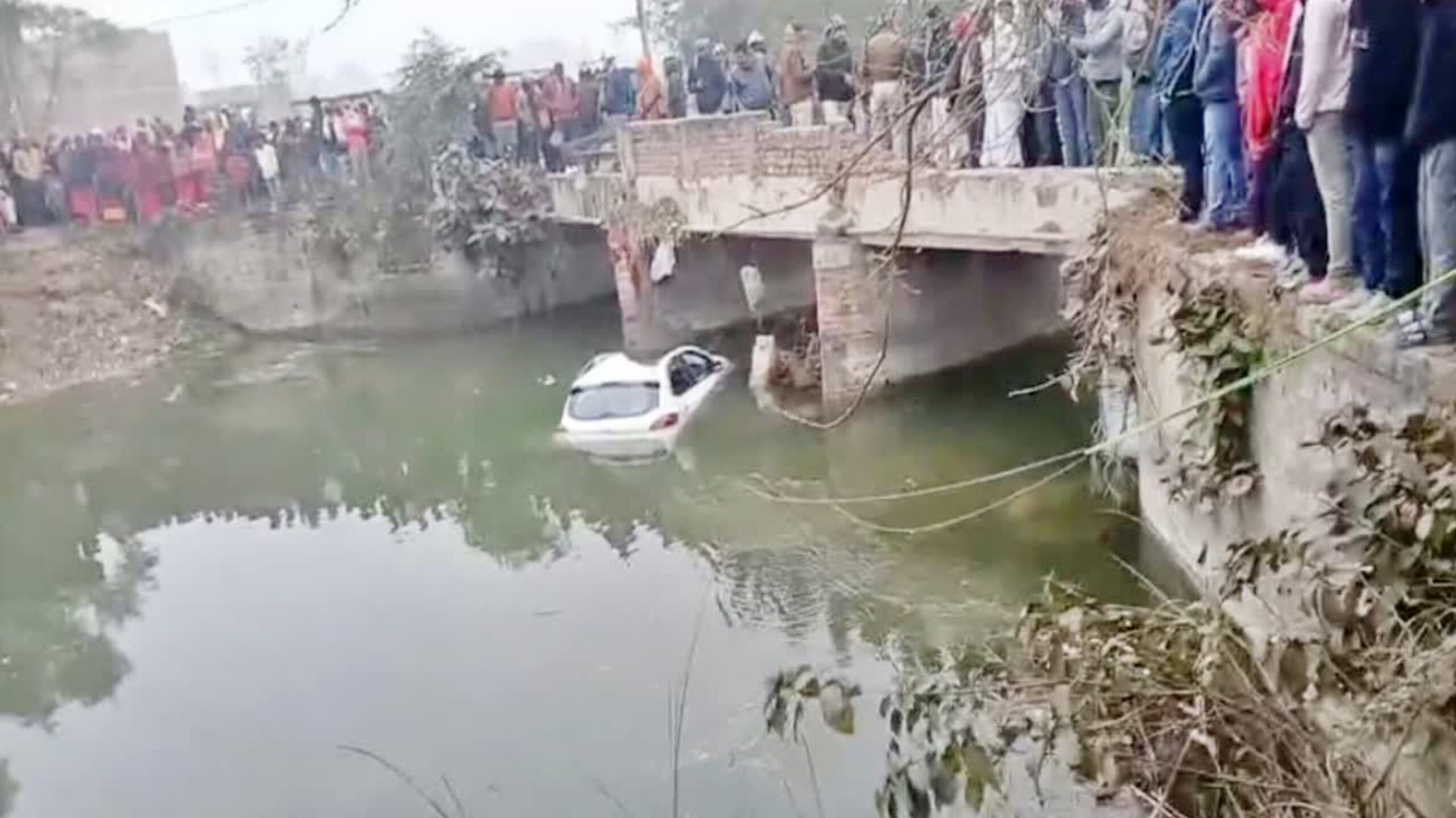 मुजफ्फरपुर में दर्दनाक हादसा: अनियंत्रित कार नहर में गिरी, बिजली विभाग के JE समेत दो की मौत