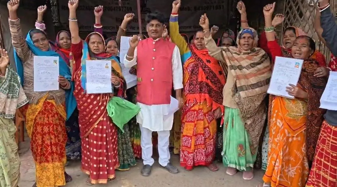 पर्चा मिला, लेकिन घर नहीं: जगदीशपुर के भूमिहीनों पर बेदखली का संकट, प्रशासन की भूमिका पर सवाल 1 पर्चा मिला, लेकिन घर नहीं: जगदीशपुर के भूमिहीनों पर बेदखली का संकट, प्रशासन की भूमिका पर सवाल