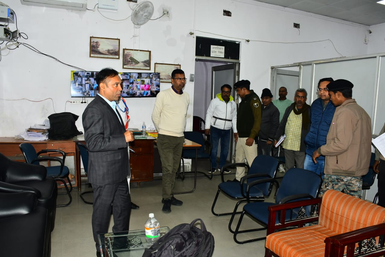 समाहरणालय में डीएम का औचक निरीक्षण, गोपनीय व आपूर्ति शाखा की जांच; साफ-सफाई और फाइल मैनेजमेंट पर सख्त निर्देश