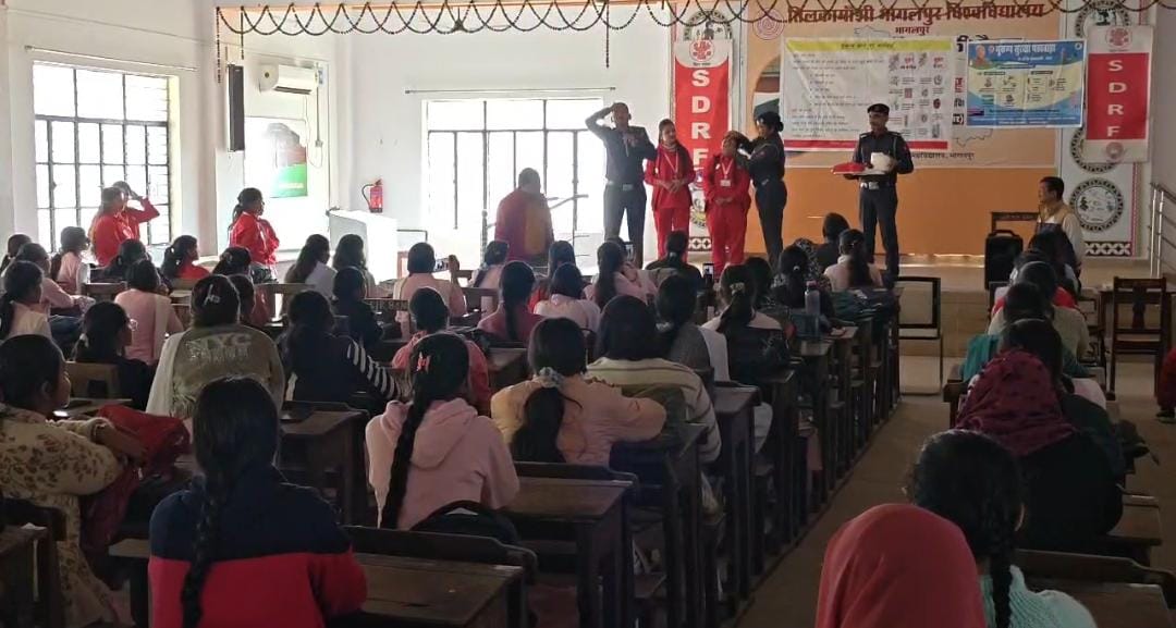भूकंप से बचाव को लेकर सुरक्षा पखवाड़ा, सुंदरवती महिला कॉलेज में एसडीआरएफ ने दिया आपदा प्रशिक्षण