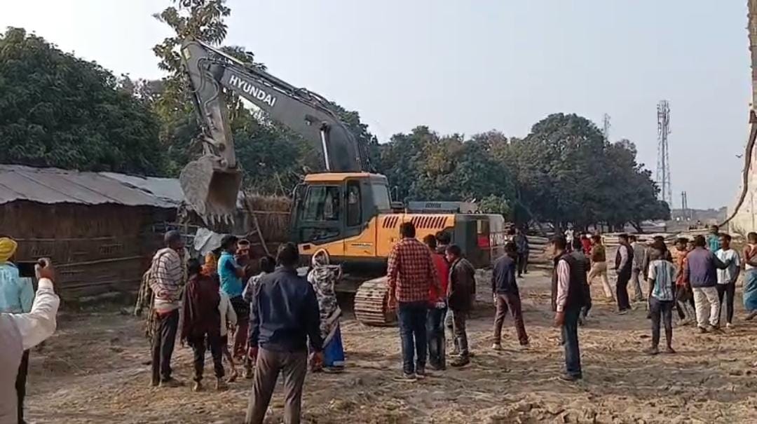 अगुवानी गंगापुल एप्रोच पथ से अतिक्रमण हटाने पहुंची पुलिस, लोगों ने जताया आक्रोश