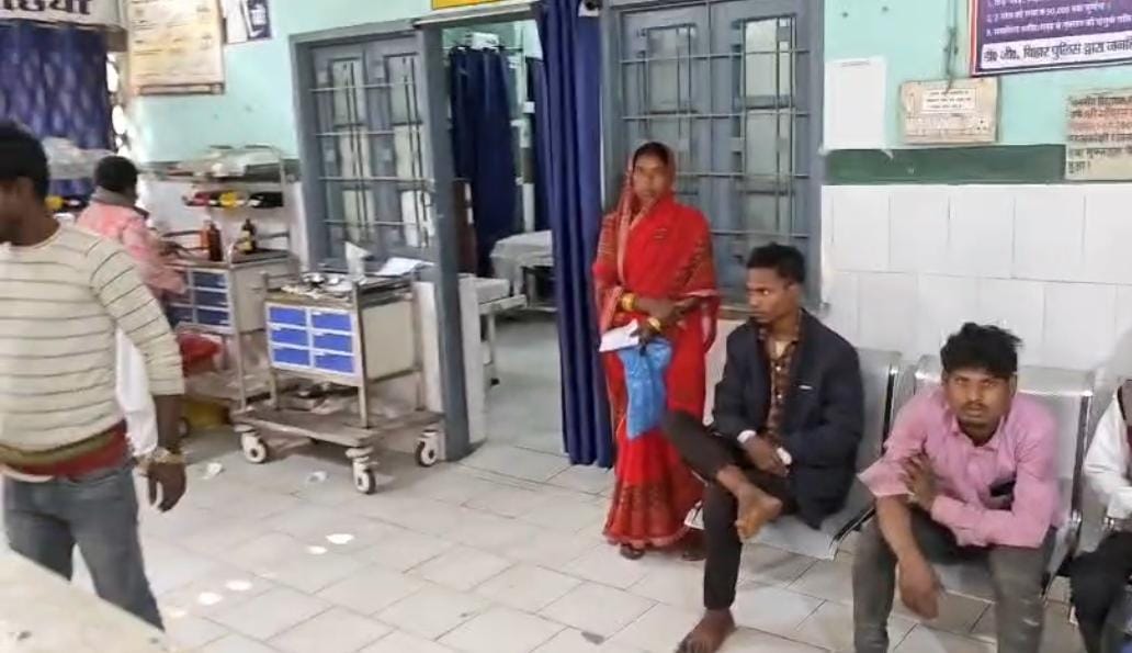 नवगछिया अनुमंडलीय अस्पताल में लापरवाही का गंभीर आरोप, इमरजेंसी में मरीज इंतज़ार करते रहे, डॉक्टर निजी मेडिकल में इलाज करते मिले