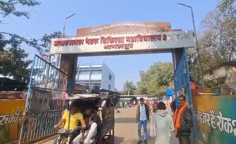 जगदीशपुर में भीषण सड़क हादसा, ट्रक–ऑटो ओवरटेक के दौरान बाइक सवार पिता-पुत्र गंभीर घायल