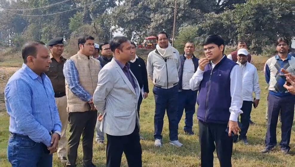 मुख्यमंत्री के संभावित दौरे को लेकर बैजानी पंचायत का निरीक्षण, ऐतिहासिक तालाब की बदहाली पर प्रशासन सख्त