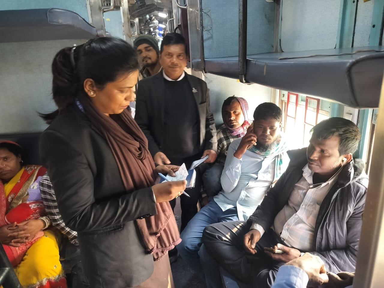 भागलपुर–कहलगांव सेक्शन में सघन टिकट जांच, एक दिन में रिकॉर्ड वसूली.. 440 यात्री पकड़े गए, ₹3.39 लाख से ज्यादा जुर्माना