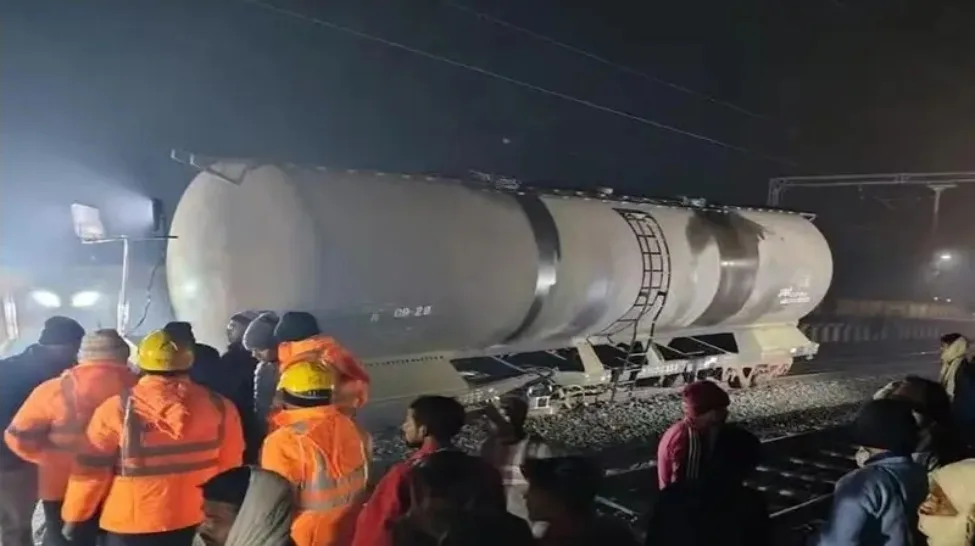 बिहार में फिर मालगाड़ी बेपटरी समस्तीपुर–खगड़िया रेल खंड पर टैंक वैगन पटरी से उतरा, बड़ा हादसा टला