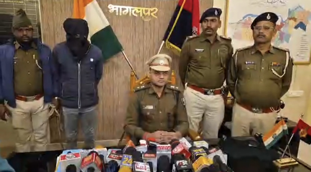 सुलतानगंज में बड़ी पुलिस कार्रवाई: हथियार और स्मैक के साथ कुख्यात अपराधी गिरफ्तार