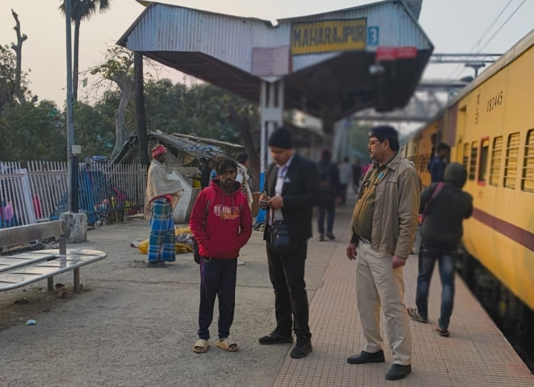 मालदा मंडल द्वारा रेलवन ऐप को लेकर जागरूकता अभियान एवं टिकट जांच अभियान का आयोजन