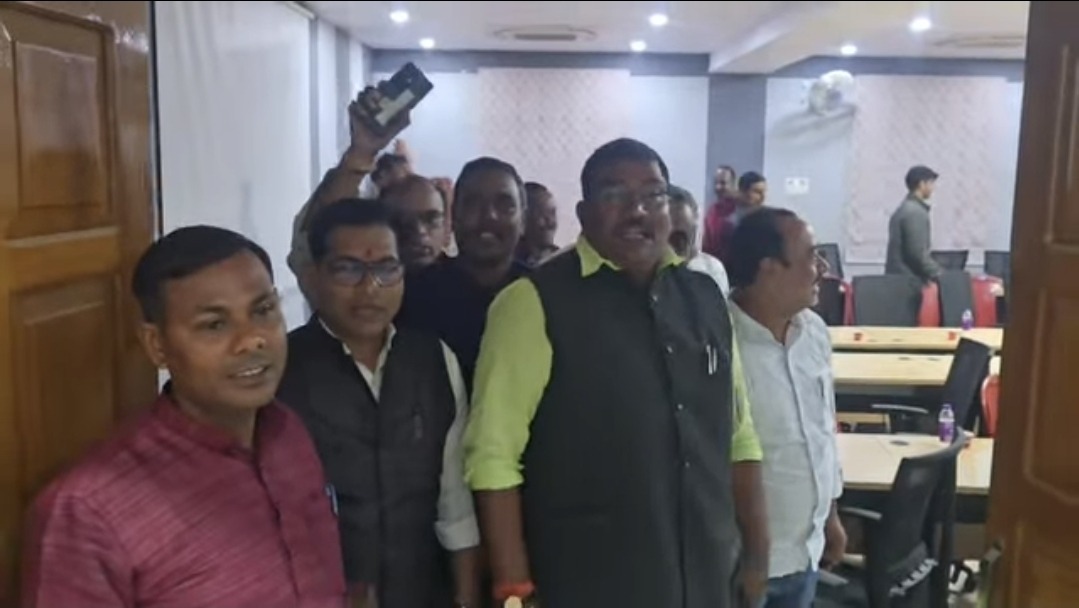 भागलपुर : यूजीसी कानून को लेकर भड़के लोग, बीच बैठक से उठकर किया विरोध प्रदर्शन