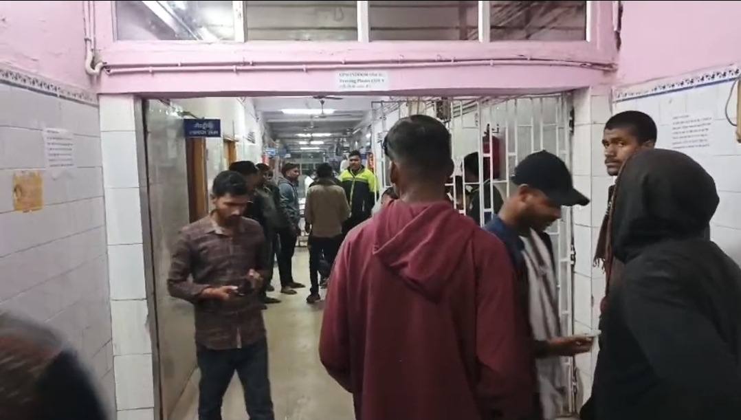 अज्ञात हाइवा की टक्कर से चाचा-भतीजा गंभीर – कमालपुर पेट्रोल पंप के पास हादसा, मायागंज में भर्ती