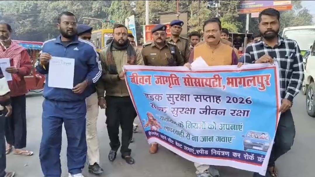 तिलकामांझी चौक पर सड़क सुरक्षा का संदेश-जीवन जागृति सोसाइटी ने चलाया जागरूकता अभियान, हेलमेट और सीट बेल्ट पर दिया जोर