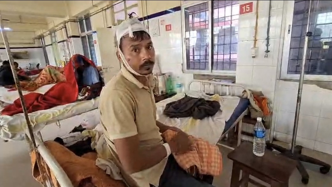 रेकाबगंज में आपसी विवाद ने लिया हिंसक रूप, दो परिवारों में लाठी-डंडे से मारपीट, 7 घायल 1 रेकाबगंज में आपसी विवाद ने लिया हिंसक रूप, दो परिवारों में लाठी-डंडे से मारपीट, 7 घायल