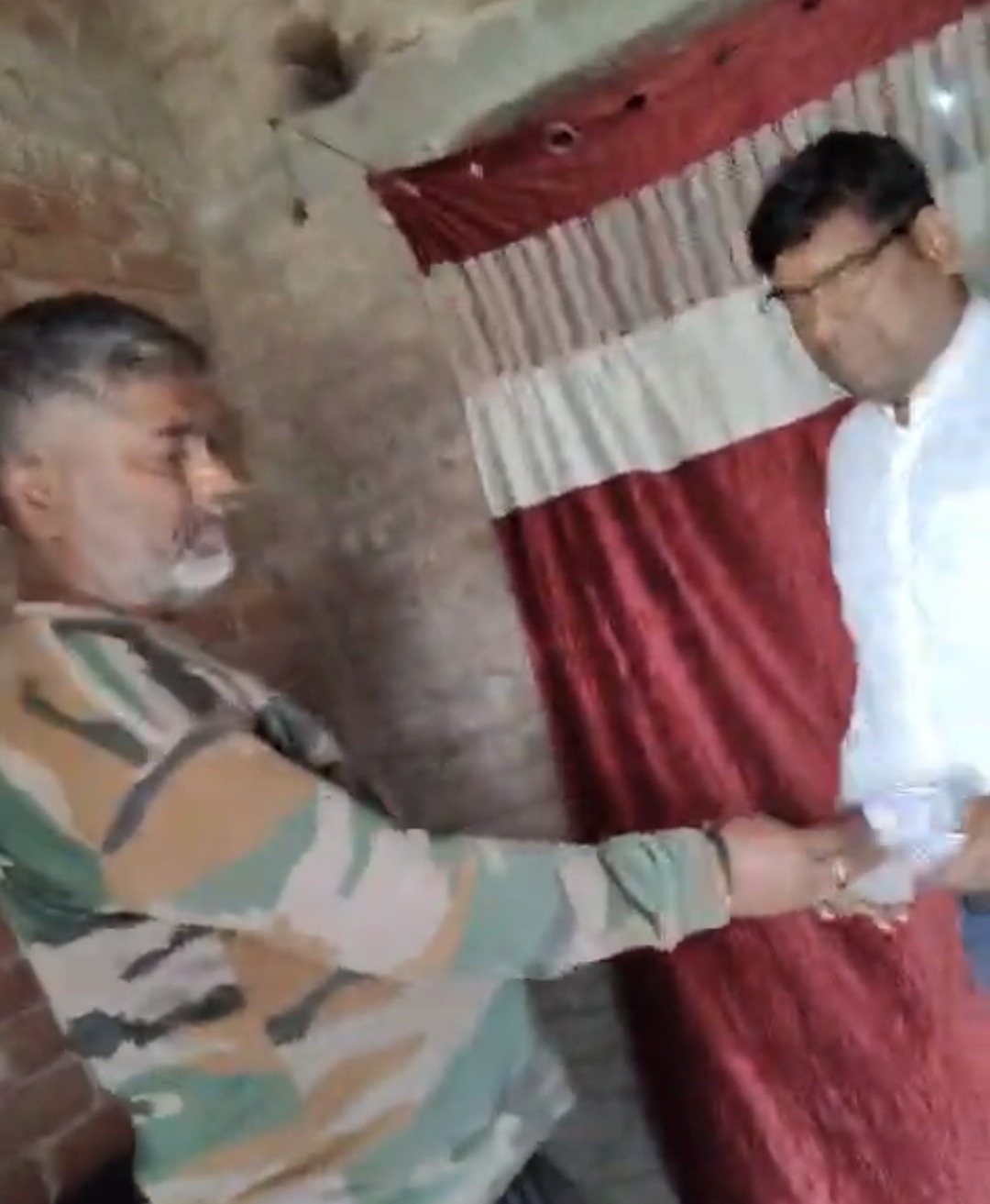 पीएम आवास योजना में घूस लेते आवास सहायक का वीडियो वायरल