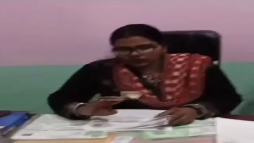 शिक्षा के मंदिर में भ्रष्टाचार.. मैट्रिक प्रवेश पत्र देने के नाम पर छात्रों से वसूली, प्रधान शिक्षिका का वीडियो वायरल
