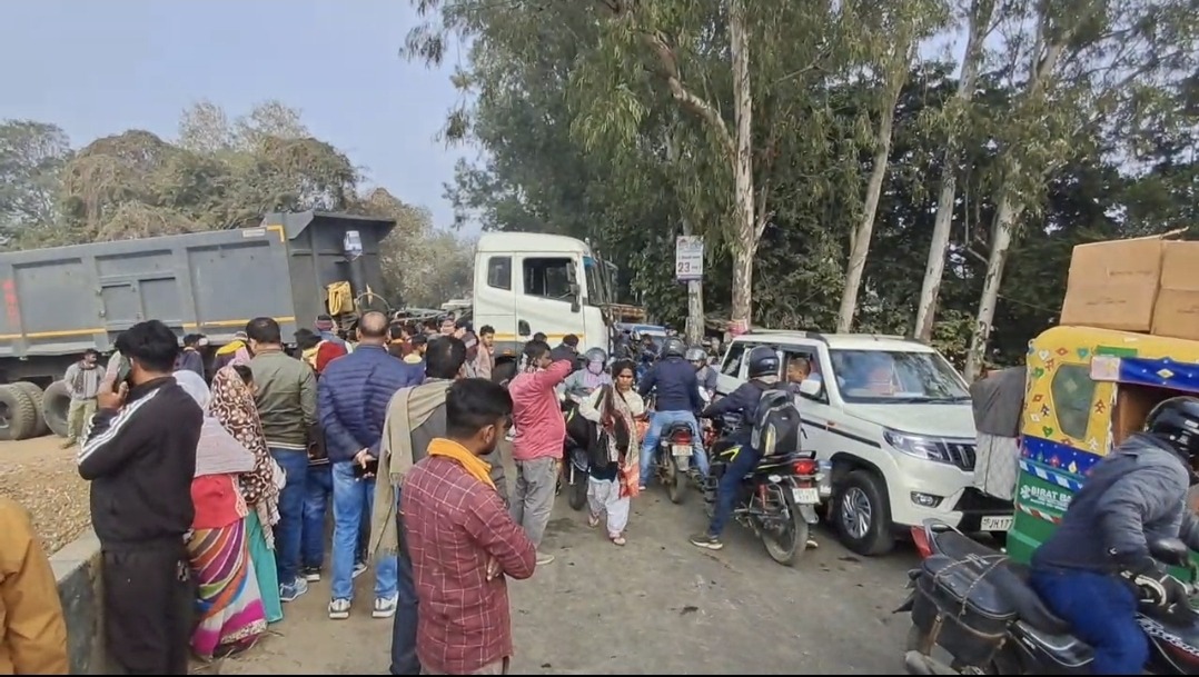भागलपुर–दुमका रोड पर ‘हाईवा जाम’ से हड़कंप.. टूटे पुल पर गिट्टी गिराते रहे, शहर ठप… बच्चे स्कूल नहीं पहुंचे, ऑफिस वाले रास्ते में फंसे