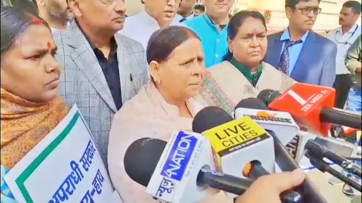 Bihar Legislative Council के बाहर विपक्ष का प्रदर्शन, कानून-व्यवस्था पर सरकार घिरी