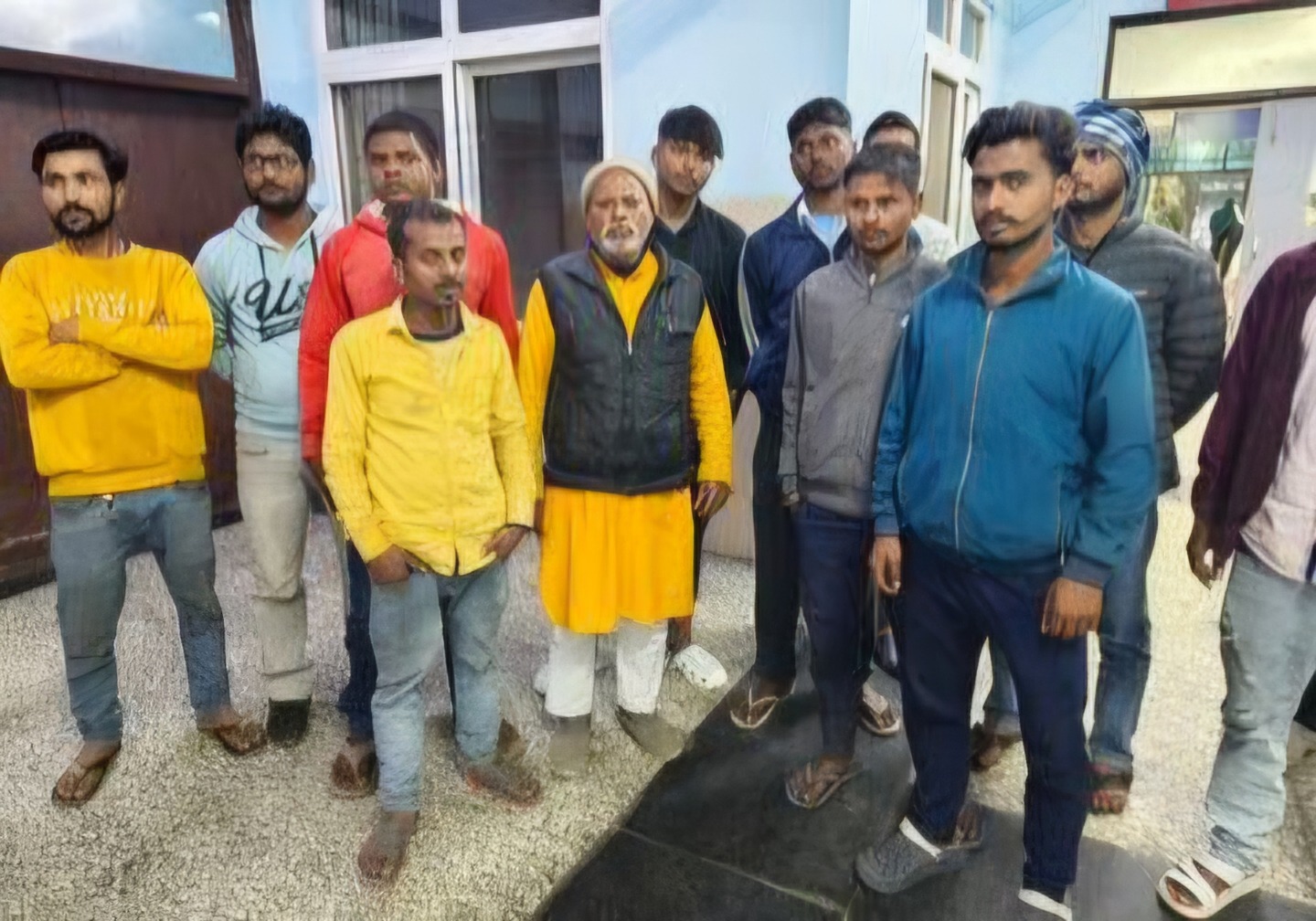 आरा में खौफनाक कदम: 4 दिन में 2 बार कटा चालान तो ऑटो ड्राइवर ने खुद को लगा ली आग; बीच सड़क पर पेट्रोल छिड़का, हालत गंभीर