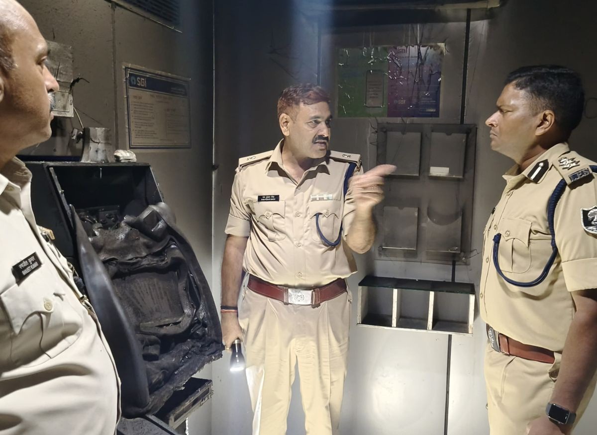 सारण में गैस कटर से ATM काटकर 25 लाख की लूट: सूतिहार बाजार में शातिर चोरों का तांडव; DIG ने कहा- ‘जल्द होगा खुलासा’