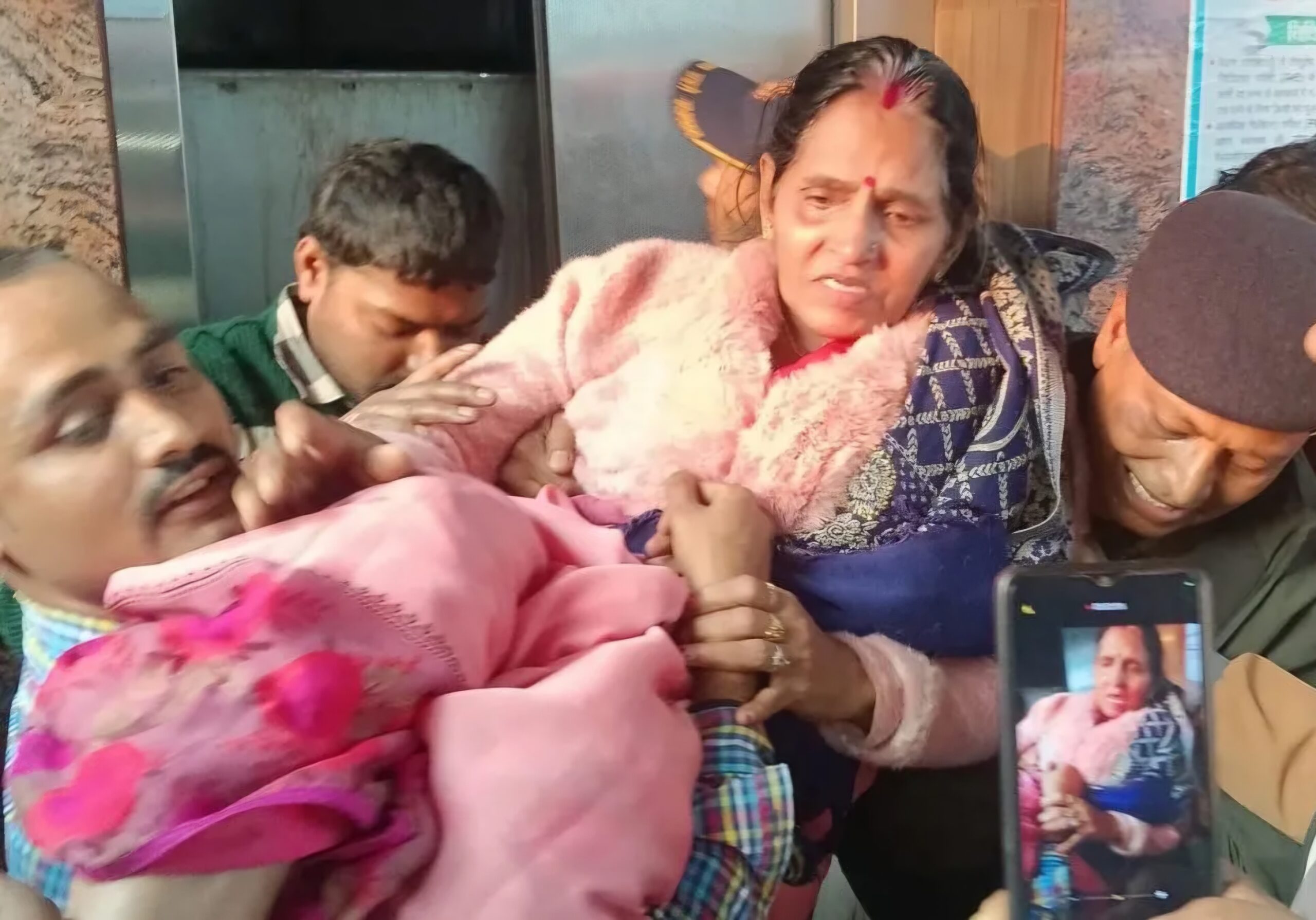 दरभंगा जंक्शन पर बड़ा हादसा टला, लिफ्ट में फंसी बुजुर्ग महिला को गेट काटकर निकाला