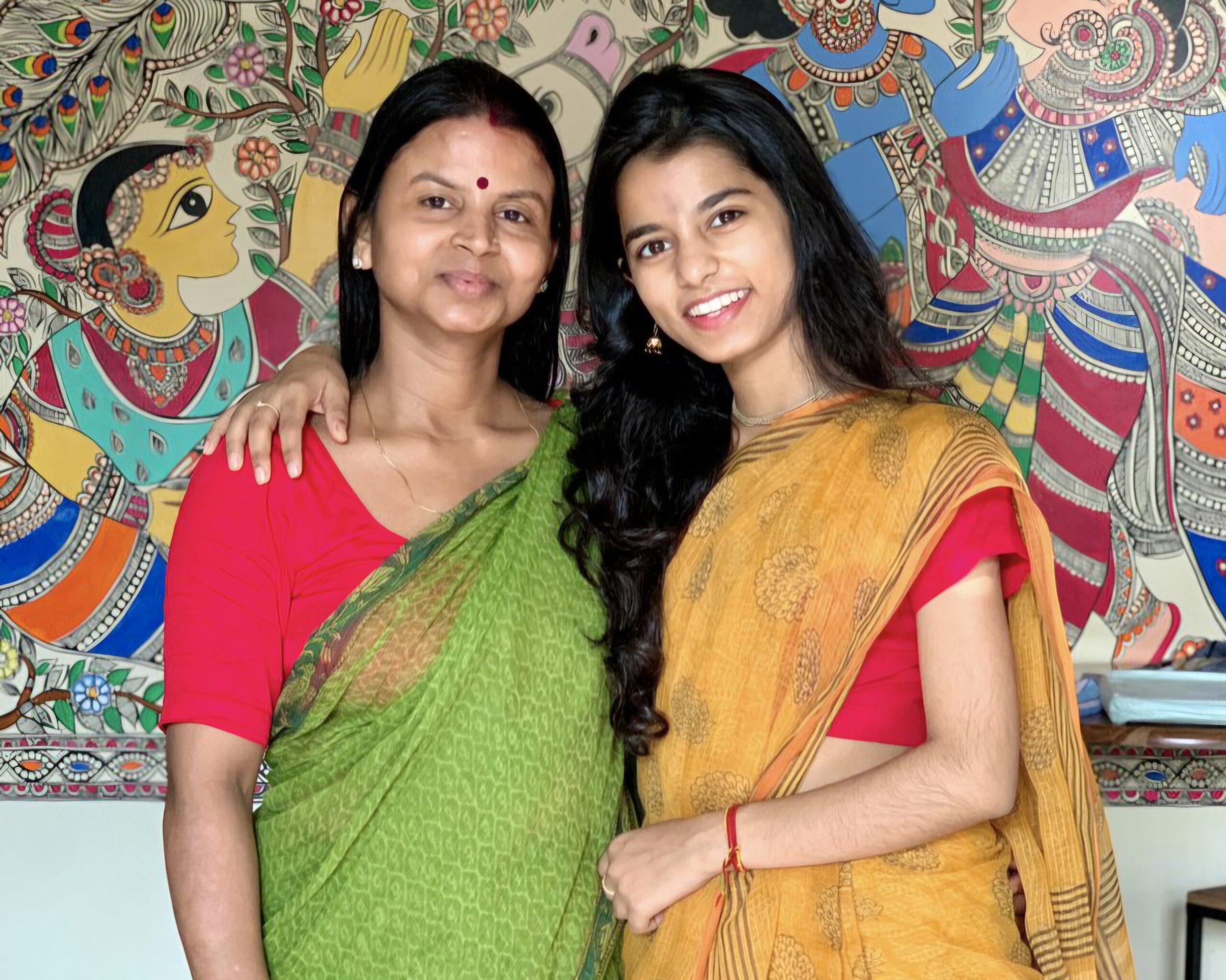 दरभंगा में दुस्साहस: अलीनगर विधायक मैथिली ठाकुर की मां के लाखों के गहने चोरी; बैठक में थीं व्यस्त, गाड़ी से पर्स उड़ा ले गए चोर