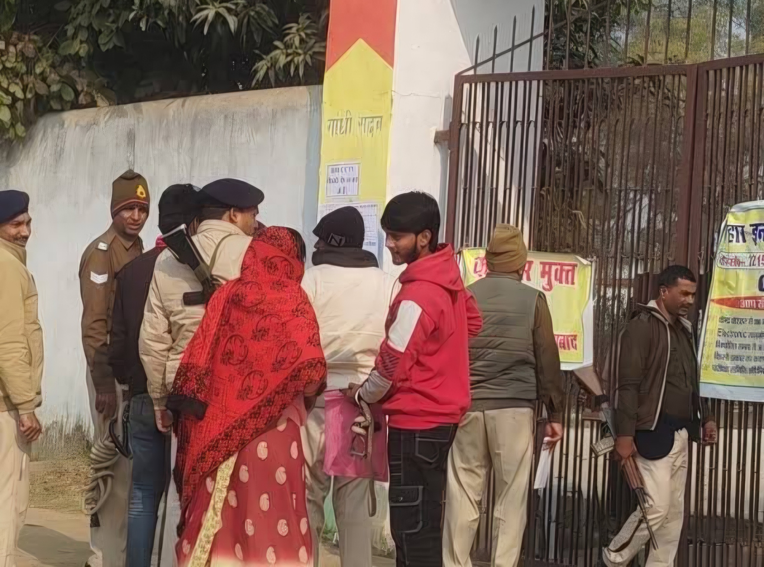 हथकड़ी में परीक्षा!जहानाबाद में इंटर के दो छात्र जेल से सीधे पहुंचे सेंटर, एक हाथ में हथकड़ी… दूसरे में पेन