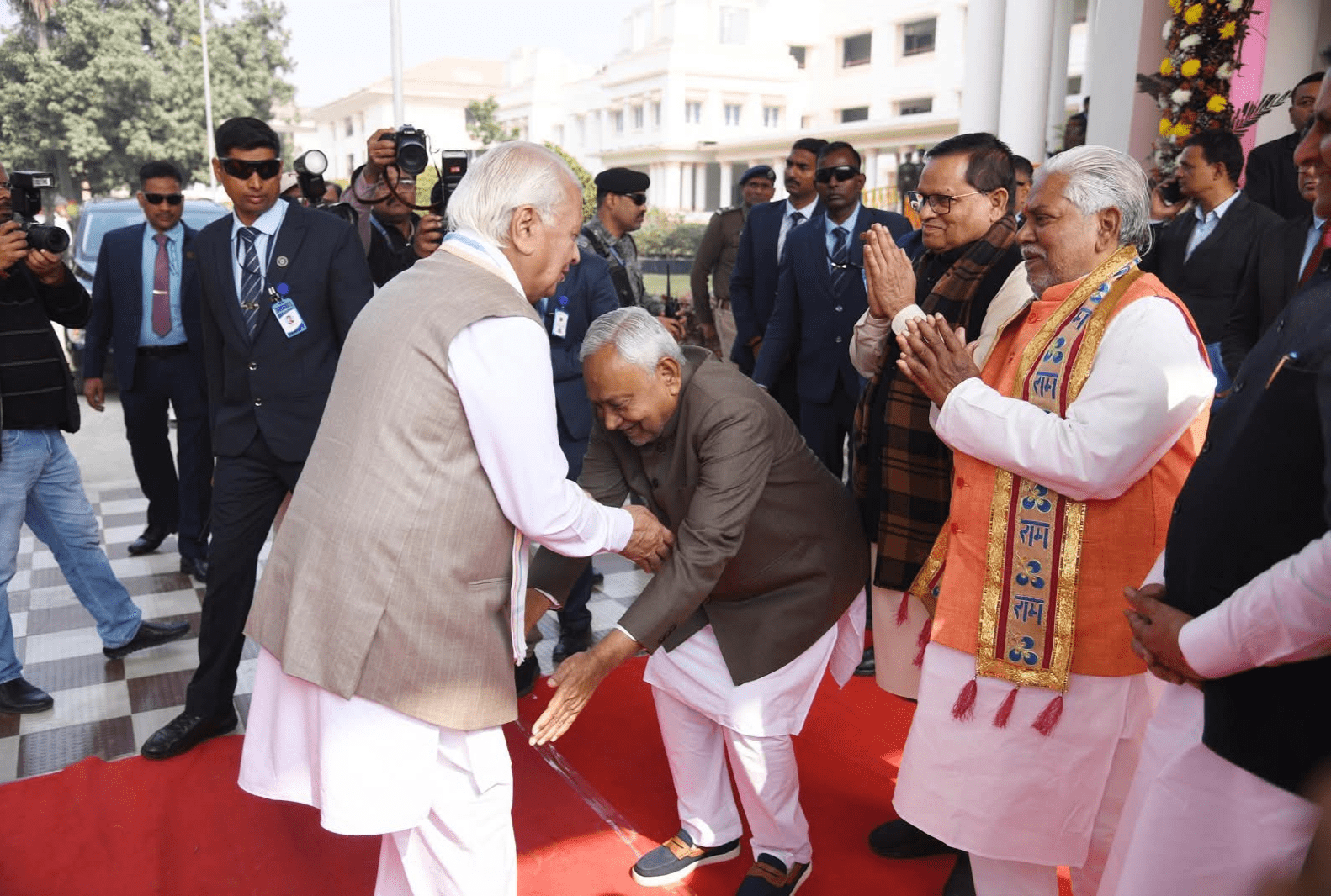 राज्यपाल के सम्मान में झुके सीएम, पैर छूने से रोकते दिखे महामहिम—विधानसभा में पल भर का भावुक क्षण